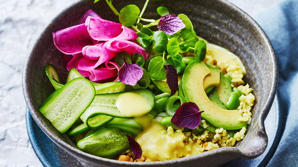 Bulger salade met avocado en paarse radijs en ananas kokos vinaigrette Bulger salade met avocado en paarse radijs en ananas kokos vinaigrette